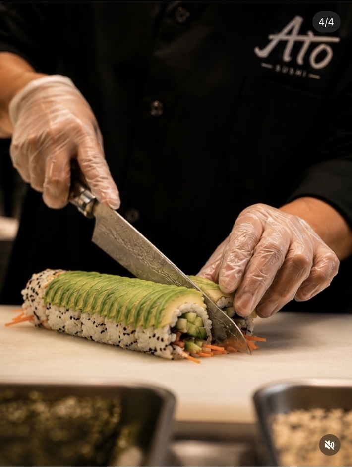 Le chef Atto préparant un roll